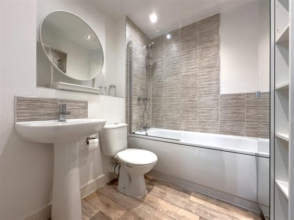 Charters Drive, Middlebeck, Newark