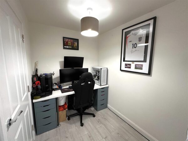 Phoenix Lane, Fernwood, Newark