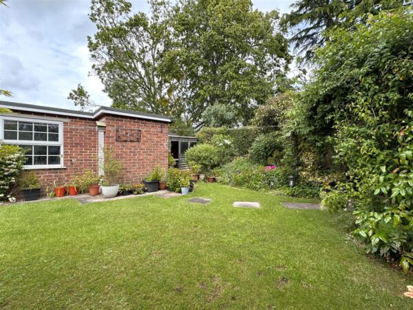 Butterfly Bungalow, Village Close, Farndon, Newark