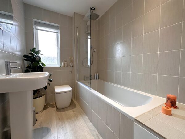 Revill Close, Claypole, Newark