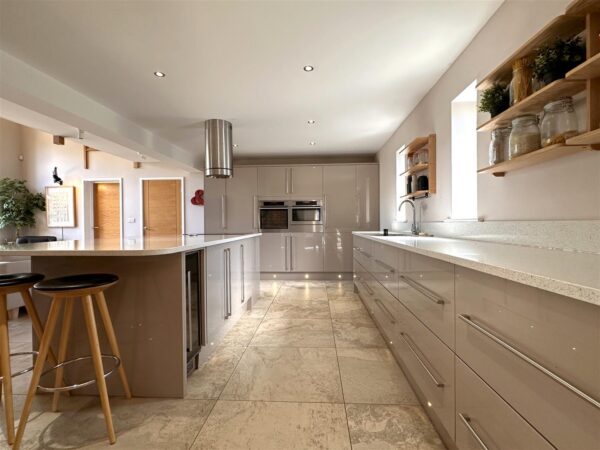 Gables End, High Street, Collingham, Newark