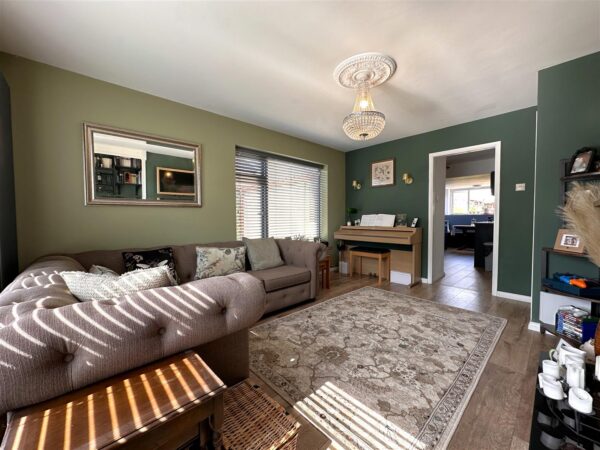 Village Close, Farndon, Newark