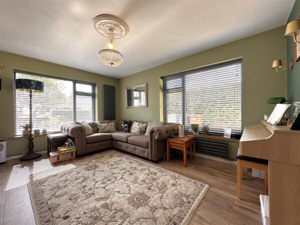 Village Close, Farndon, Newark