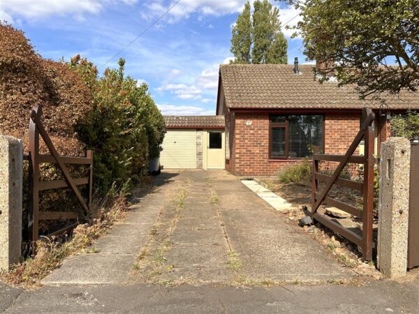Village Close, Farndon, Newark