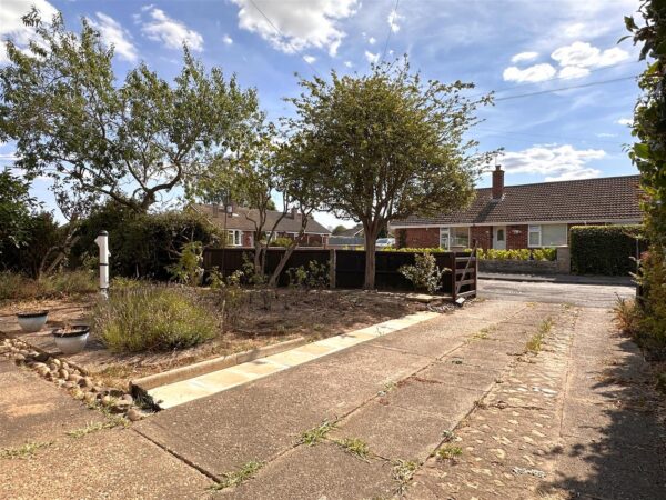 Village Close, Farndon, Newark