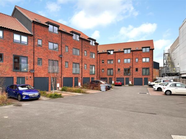 Bainbridge Court, Newark