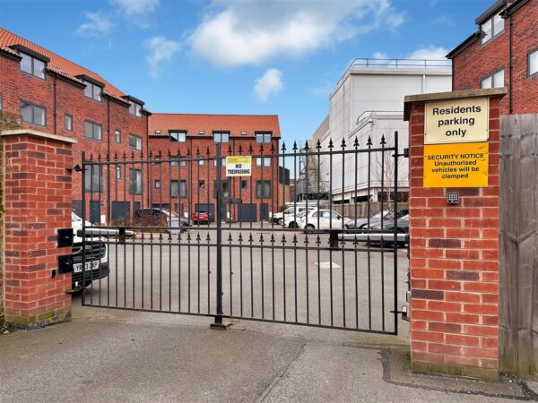 Bainbridge Court, Newark