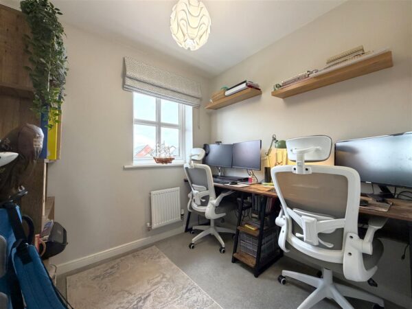 Charters Drive, Middlebeck, Newark