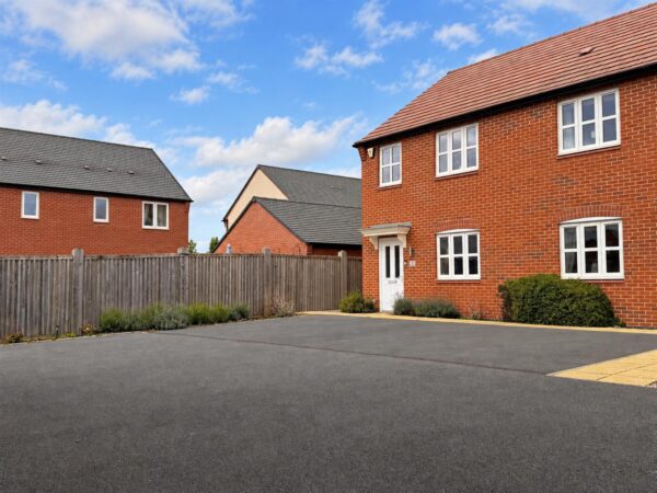Charters Drive, Middlebeck, Newark