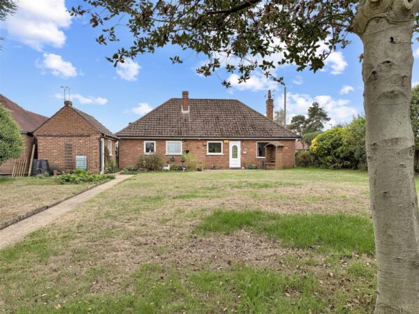 Cartref, Station Road, Collingham, Newark