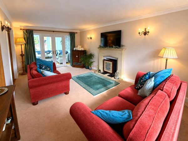 Vicarage Close, Collingham, Newark