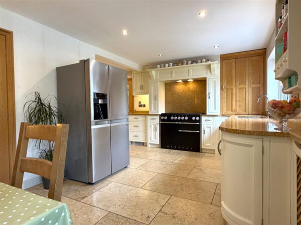 Vicarage Close, Collingham, Newark