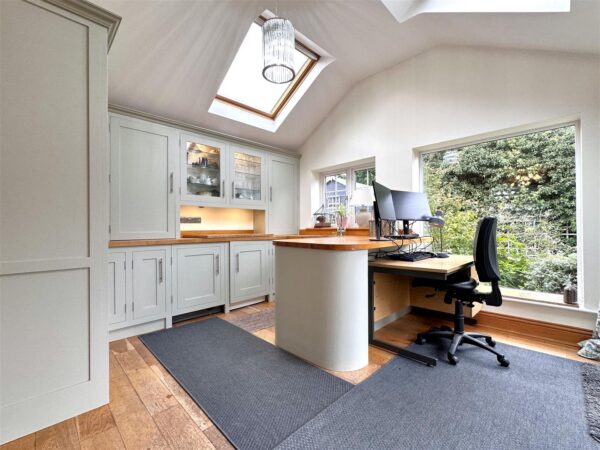 Vicarage Close, Collingham, Newark