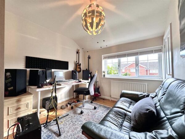 Vicarage Close, Collingham, Newark