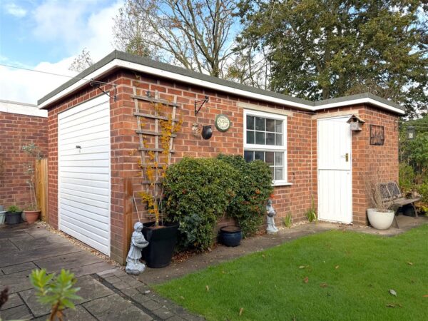 Butterfly Bungalow, Village Close, Farndon, Newark