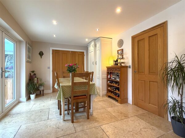 Vicarage Close, Collingham, Newark
