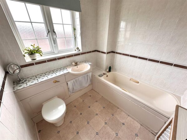 Vicarage Close, Collingham, Newark