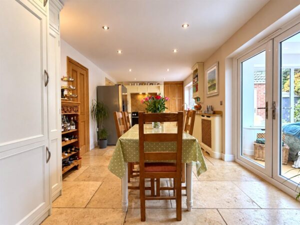 Vicarage Close, Collingham, Newark