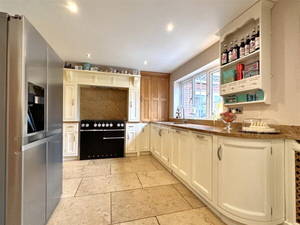 Vicarage Close, Collingham, Newark