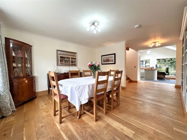 Vicarage Close, Collingham, Newark